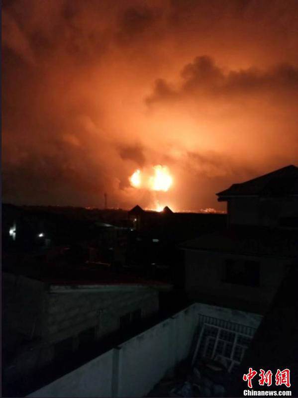 當地時間10月7日，加納首都阿克拉市區北部一燃氣站當晚發生爆炸，造成至少2人死亡。從視頻截圖畫面來看，現場火光沖天，火勢兇猛。