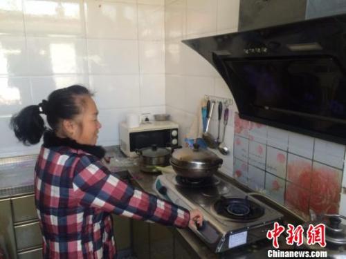 圖為居民用燃氣灶做飯。　李庭耀 攝