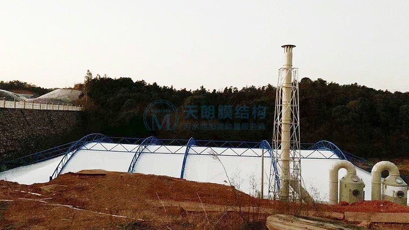 泉湖垃圾滲濾液調節(jié)池反吊膜密閉項目-3